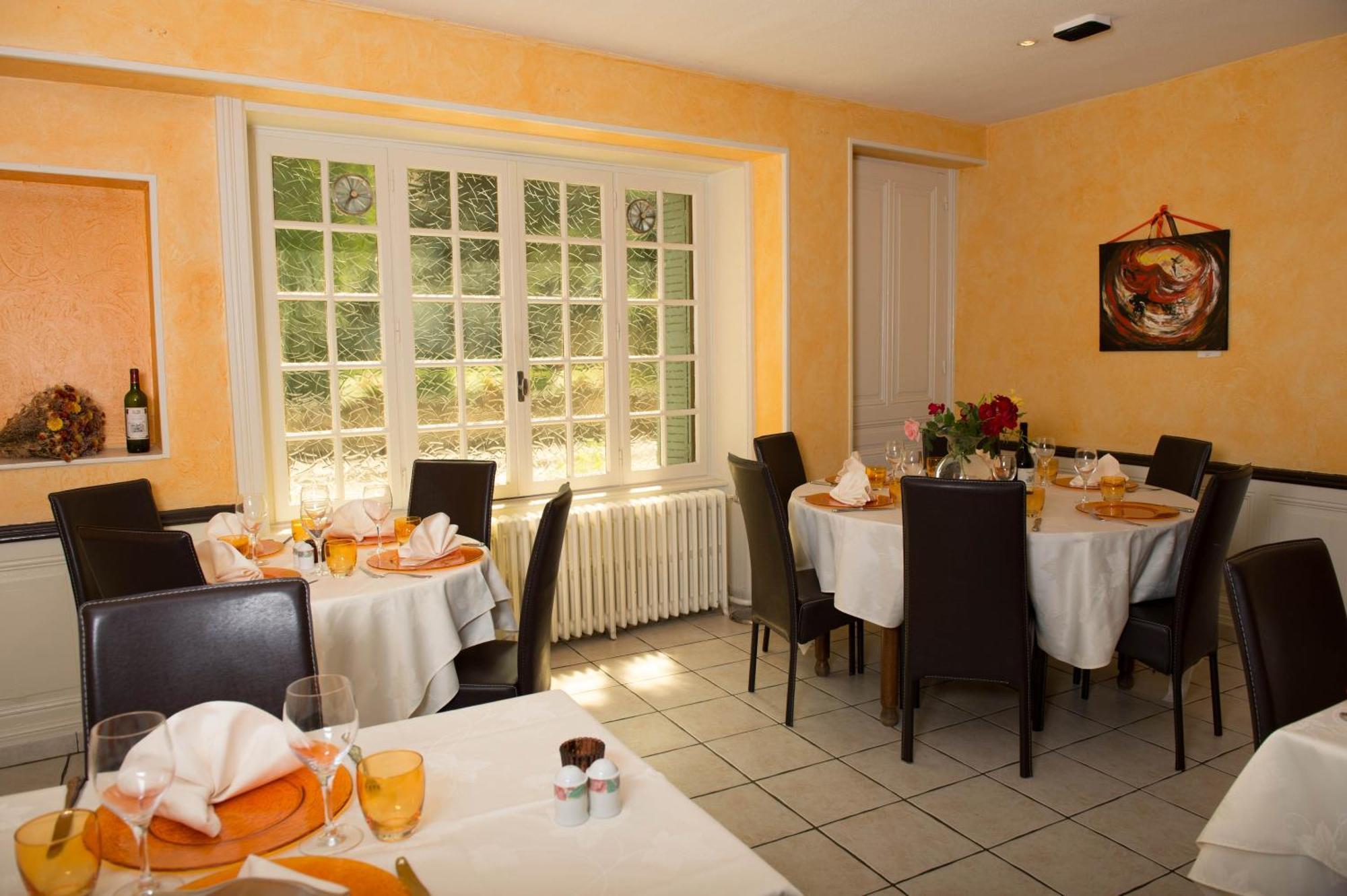 Logis Hotel Restaurant & Pizzeria Vuillot Cuiseaux Exterior photo